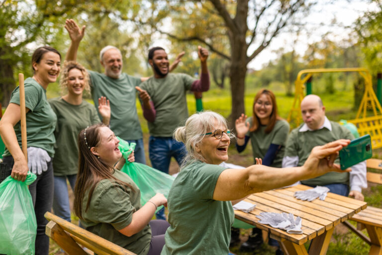 Group of volunteers taking a selfie after finishing a forest cleanup EcoMentores: Diversidad que educa
