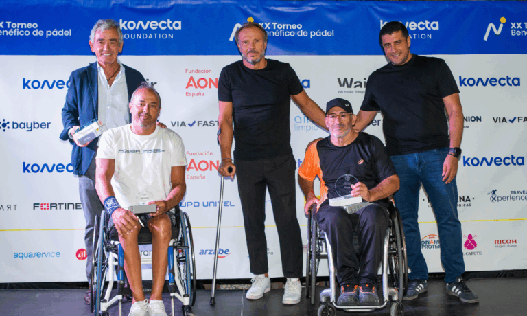 Torneo Header Award ceremony at the 20th Konecta Foundation Charity Paddle Tournament with Nourdine Bihmane and Jose Maria Pacheco